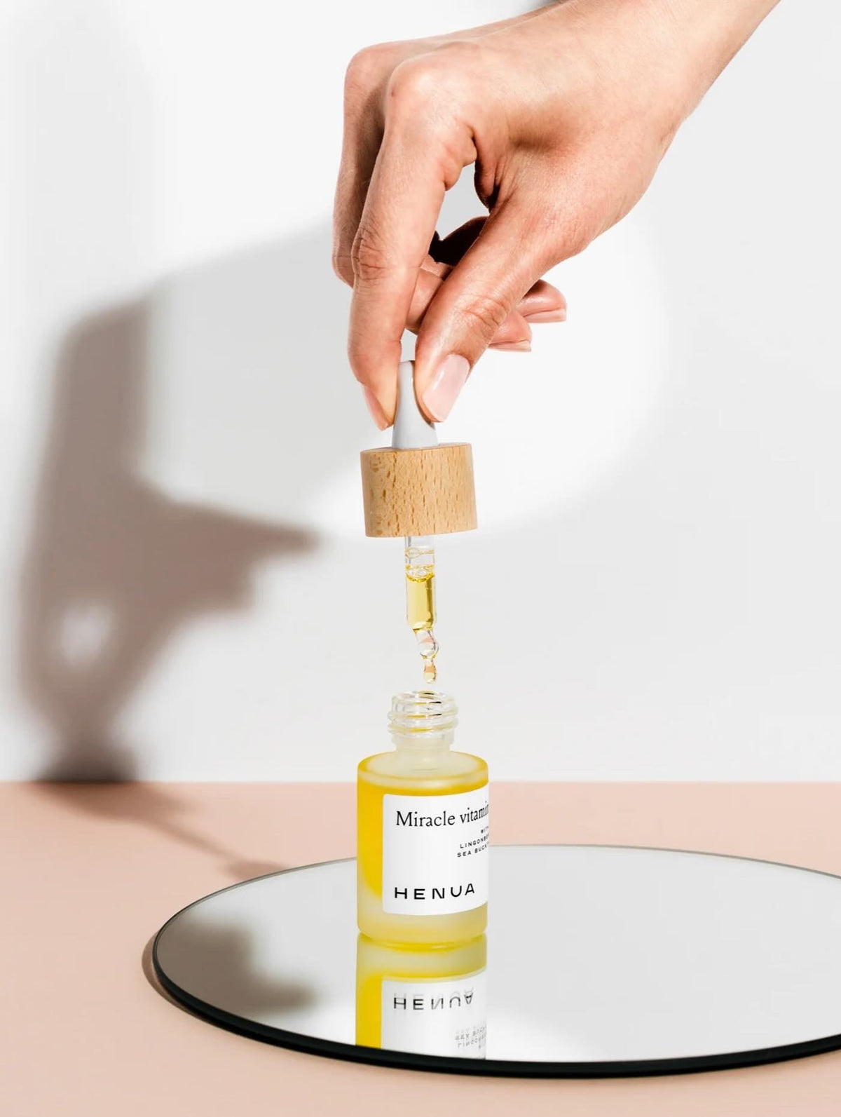 Henua Miracle Vitamin Oil i bruk med pipette