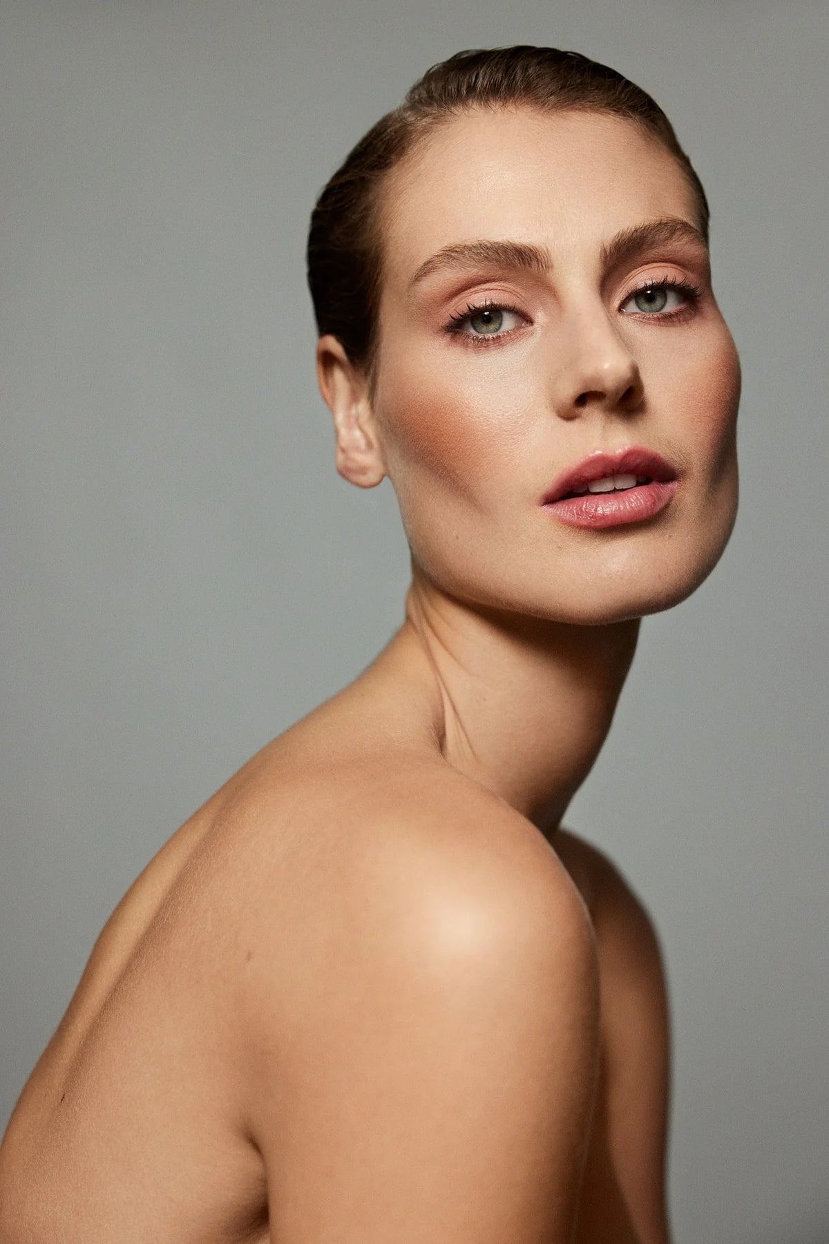 Frøya bronzer og makeup stylet i et varmt stilleben